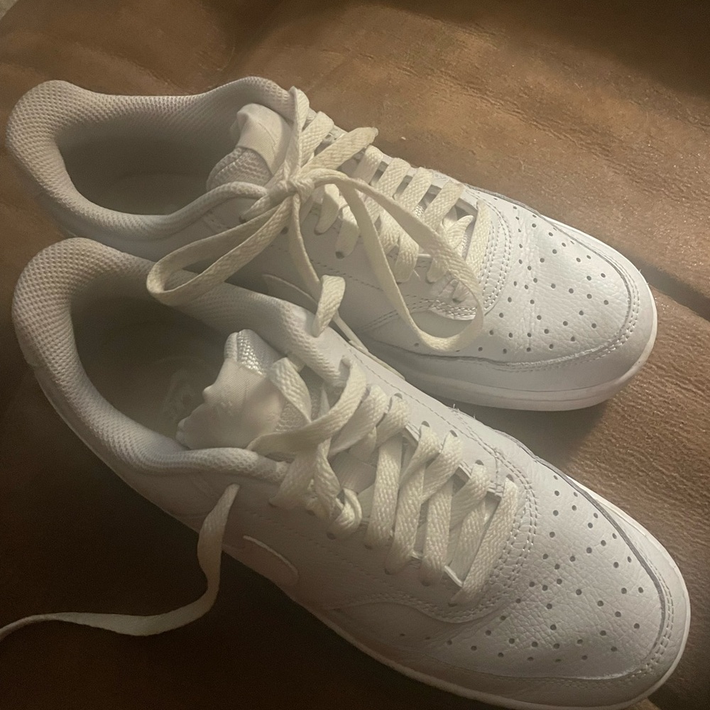 Mike, women’s size 8, run big. Worn once.